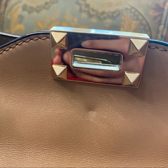 Valentino Garavani Rockstud medium tote 👜 - Picture 4 of 9